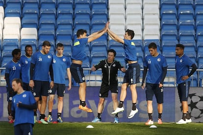 Los jugadores del Schalke durante el entrenamiento previo al partido de Champions.