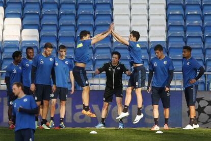 Los jugadores del Schalke durante el entrenamiento previo al partido de Champions.