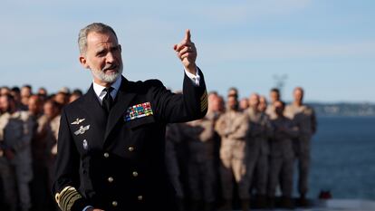 El rey Felipe VI visita el portaaeronaves Juan Carlos I, durante su visita a Tallin (Estonia).