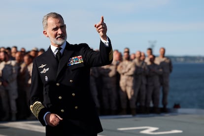 El rey Felipe VI visita el portaviones Juan Carlos I, este domingo durante su visita a Tallin (Estonia).