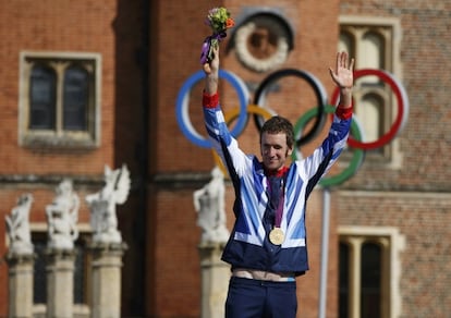 Wiggins posa con la medalla de oro.