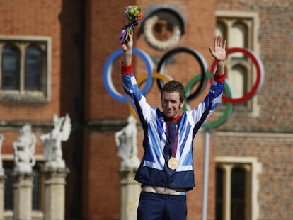 Wiggins posa con la medalla de oro.