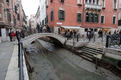La vista de un canal seco en Venecia, el martes.