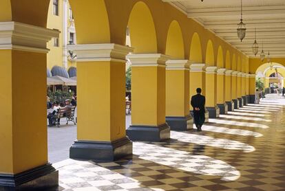 Arquitectura colonial en la plaza de Armas de la ciudad.