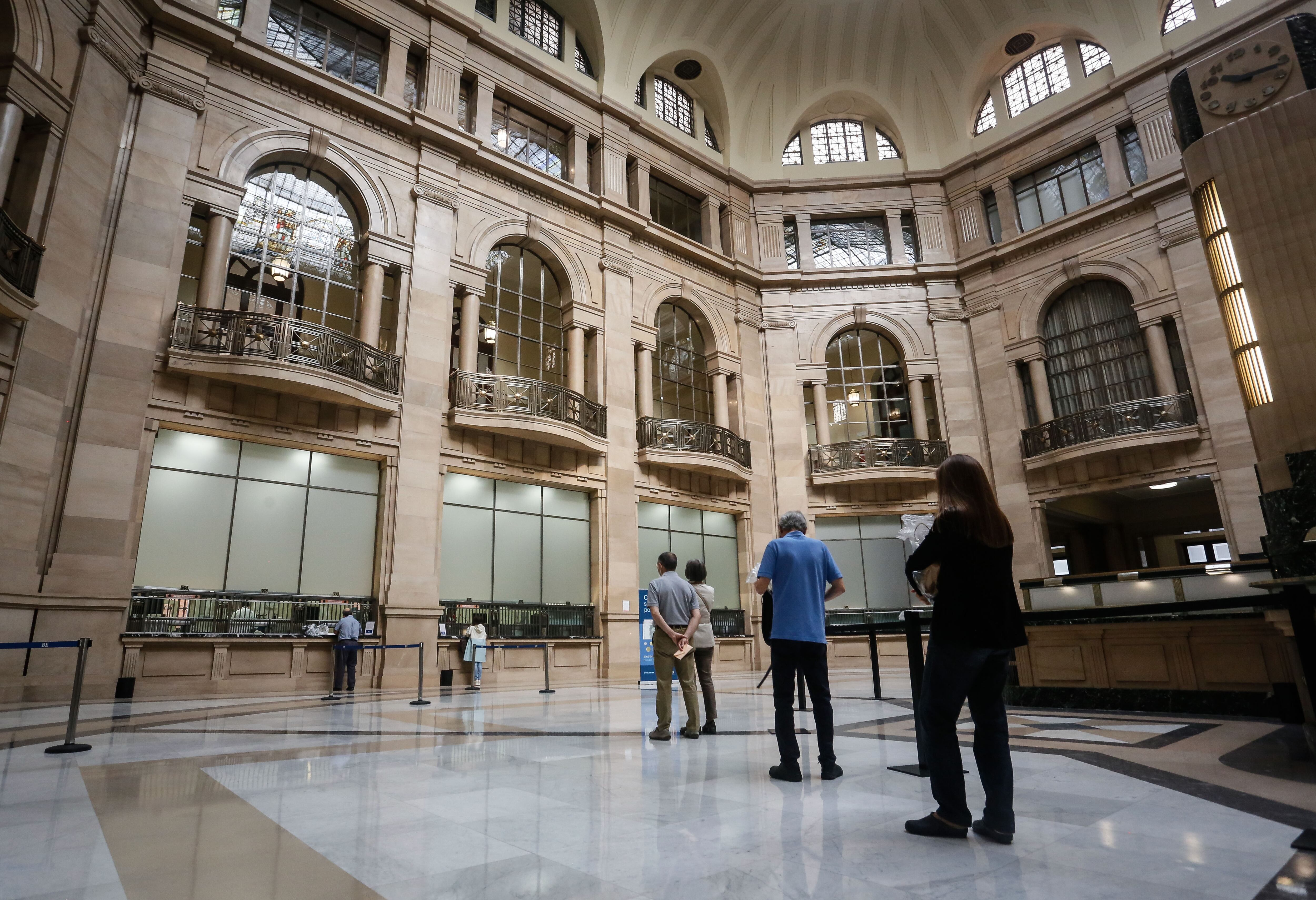 Fila para cambiar pesetas a euros en el Banco de España (Madrid), este viernes.