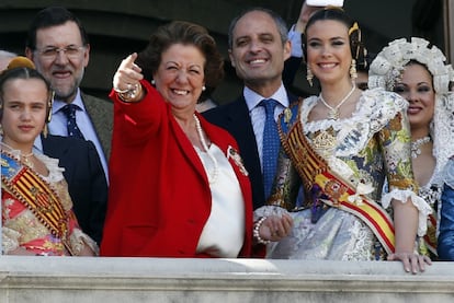 El presidente del PP, Mariano Rajoy, junto a Rita Barberá, alcaldesa de Valencia, y el presidente valenciano, Francisco Camps.