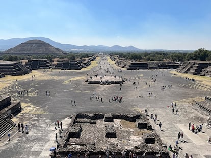 Panorámica de la gran plaza y grandes avenidas de Teotihuacán, civilización prehispánica anterior a los aztecas