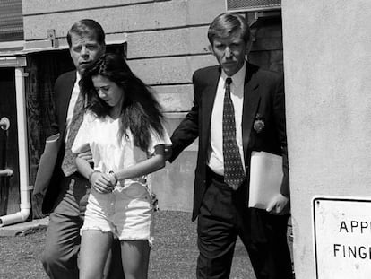 Amy Fisher abandona durante el verano de 1992 el juzgado de Nassau donde declaró tras disparar a Mary Jo Buttafuoco.