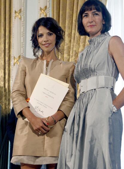 La actriz Maribel Verdú posa junto a la ministra de Cultura, Ángeles González Sinde, tras recoger el premio Nacional de Cinematografía en el Festival de cine de San Sebastián