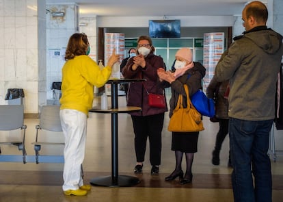 Personas con mascarillas protectoras y usando jabón desinfectante en la entrada del hospital de Cremona.
