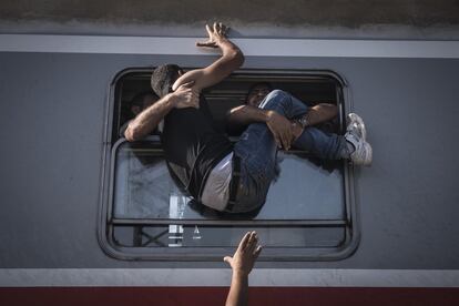Sergey Ponomarev, de 'The New York Times', ha estat reconegut amb el primer premi de la categoria d'històries de temes generals amb aquesta foto d'un grup de refugiats intentant pujar a un tren cap a Zagreb, des de Tovarnik, a Croàcia.