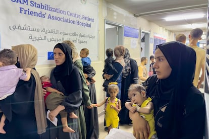 Madres con sus hijos esperan atención médica en el único centro pediátrico especializado en desnutrición, ubicado en el Hospital de la Sociedad Benéfica de Amigos del Paciente, en Ciudad de Gaza, este miércoles