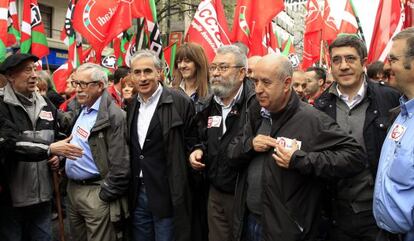 Los secretarios generales de CCOO, Ignacio Fern&aacute;ndez Toxo (segundo por la izquierda) y de UGT, C&aacute;ndido M&eacute;ndez (cuarto por la derecha), junto al candidato a eurodiputado por el PSOE Ram&oacute;n Jauregui (tercero por la izquierda) y el secretario general del PSE, Patxi L&oacute;pez durante la manifestaci&oacute;n central del Primero de Mayo en Bilbao