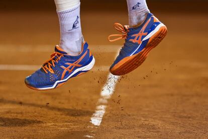 Los pies del italiano Paolo Lorenzi en un salto en el partido ante el argentino Leonardo Mayer en un encuentro del Abierto de Estoril (Portugal).