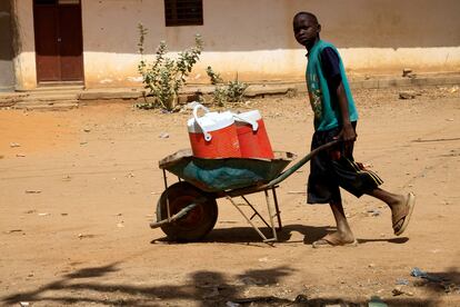 Un niño empuja un carro en Jartum, la capital sudanesa.