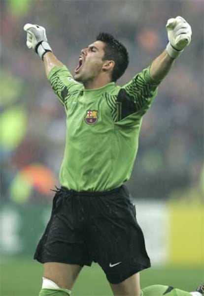 Víctor Valdés celebra el triunfo tras el pitido final.