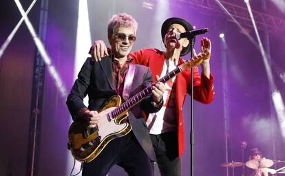 Ariel Rot y Alejo Stivel, la noche del jueves en su concierto en Madrid.