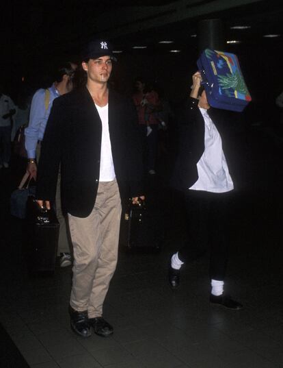 A estas alturas de la película ya sabemos cuándo una pareja merecía ser llamada icónica: cuando Ron Galella se tomaba la molestia de ir a esperarles al aeropuerto. (photo by Ron Galella, Ltd./Ron Galella Collection via Getty Images)