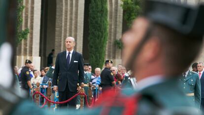 El entonces director general de la Guardia Civil, Arsenio Fernández de Mesa, durante el acto de celebración de la patrona del Cuerpo, la Virgen del Pilar, ante la Basílica de Zaragoza, en octubre de 2016.