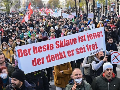 Manifestantes por las calles de Viena portan una pancarta con el lema "El mejor esclavo es el que se cree libre" durante las protestas contra el confinamiento y una vacunación obligatoria.