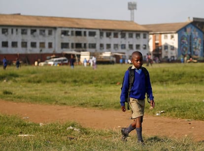 Un ni&ntilde;o va al colegio en el primer d&iacute;a de clase tras las vacaciones en Harare, Zimbabue.