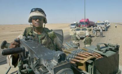 Un soldado norteamericano vigila un convoy de tanques de combustible en una carretera de Tikrit.