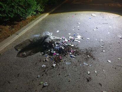 Basura esparcida por una calle de Seúl, en Corea del Sur, procedente de un globo cargado con deshechos enviado desde Corea del Norte, este miércoles.