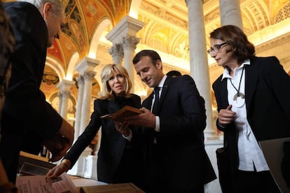 Emmanuel Macron y su esposa Brigitte Macron visitan la Biblioteca del Congreso, el 25 de abril de 2018.