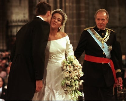 Uno de los momentos de la boda entre los duques de Palma, título que el entonces rey Juan Carlos I le regaló a su hija por su matrimonio. Aquí, Iñaki besa a Cristina en la mejilla, en presencia del rey Juan Carlos, el 3 de octubre de 1997 en Barcelona.
