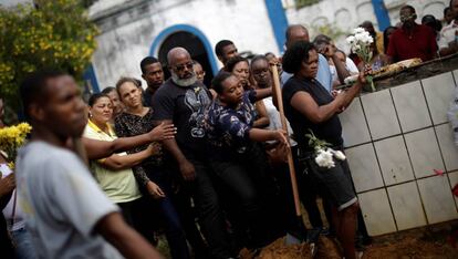 Parentes e amigos no enterro de Rita Santos, uma das v&iacute;timas do naufr&aacute;gio em Salvador.