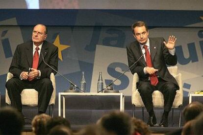 Chirac y Zapatero, en el acto a favor de la Constitución europea celebrado en Barcelona.