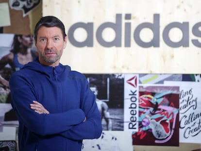 El consejero delegado de Adidas, Kasper Rorsted, ante carteles de la marca alemana y de Reebok en Herzogenaurach (Alemania) en marzo.