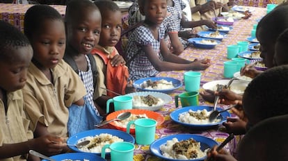 Un grupo de escolares come arroz en el centro educativo de N’Zikro, en Costa de Marfil.