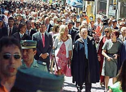 De izquierda a derecha y en primera fila, Pío Cabanillas, Francisco Álvarez Cascos, su esposa -Gema Ruiz-, Manuel Fraga Iribarne y Loyola de Palacio.