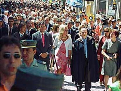 De izquierda a derecha y en primera fila, Pío Cabanillas, Francisco Álvarez Cascos, su esposa -Gema Ruiz-, Manuel Fraga Iribarne y Loyola de Palacio.