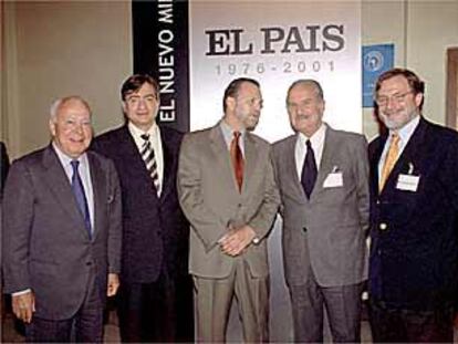De izquierda a derecha, Jesús de Polanco, José Gutiérrez Vivó, Jorge Castañeda, Carlos Fuentes y Juan Luis Cebrián, en el Círculo de Bellas Artes de Madrid.