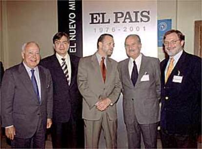 De izquierda a derecha, Jesús de Polanco, José Gutiérrez Vivó, Jorge Castañeda, Carlos Fuentes y Juan Luis Cebrián, en el Círculo de Bellas Artes de Madrid.