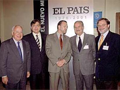 De izquierda a derecha, Jesús de Polanco, José Gutiérrez Vivó, Jorge Castañeda, Carlos Fuentes y Juan Luis Cebrián, en el Círculo de Bellas Artes de Madrid.