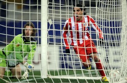 Atletico Madrid&#039;s Colombian midfielder Radamel Falcao celebrates after scoring against Lazio.