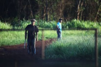 Índios de Apyka’i aproximam-se com um yvyrapara.