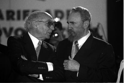 José Saramago habla con Fidel Castro durante un acto de apoyo a Cuba celebrado en Oporto en octubre de 1998. El premio Nobel se distanció más tarde del régimen, con una celebre frase: "Hasta aquí llego con la revolución cubana".