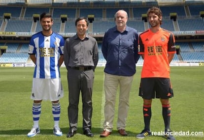 Los jugadores Carlos Vela y Esteban Granero junto a los propietarios de Qbao en la presentación de esta mañana.