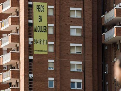 Un anuncio de pisos en alquiler en un edificio de Barcelona, en una imagen de archivo.