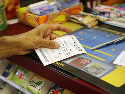 Un boleto de la loter&iacute;a Powerball