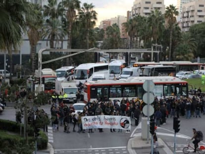 Manifestants tallen un carrer durant la vaga del 3-O.