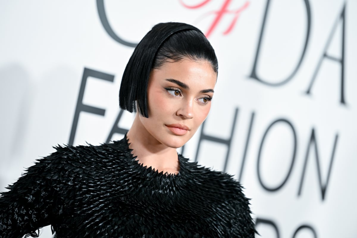 カイリー・ジェンナーは、彼女の友人になった有名人の美容師であるヘスス・ゲレロの葬儀を支払います|人々