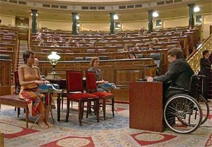 El diputado Francisco Vañó, el primero que usa silla de ruedas, durante la sesión de control al Gobierno.