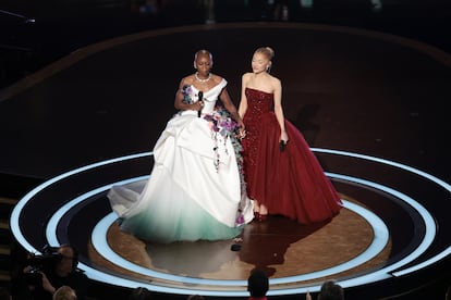 Cynthia Erivo (de Vivienne Westwood) y Ariana Grande se encargaron de la primera actuacin de la noche.