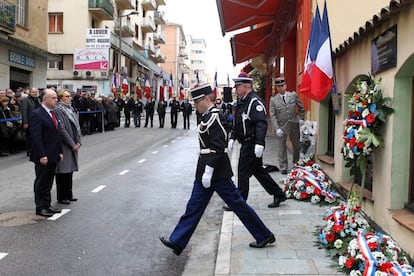 Los entonces ministros Cazeneuve y Lebranchu en C&oacute;rcega en el acto conmemorativo del  asesinato de un prefecto, en 2015. 