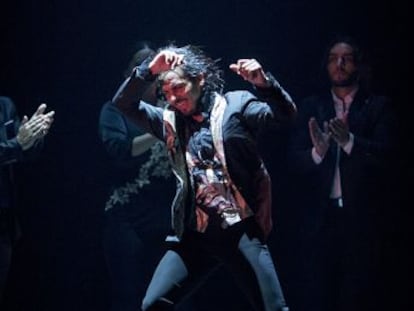 El bailaor pareció llegar con una voracidad inigualable, con un descomunal apetito de baile que mantuvo en escena gran parte de la función.